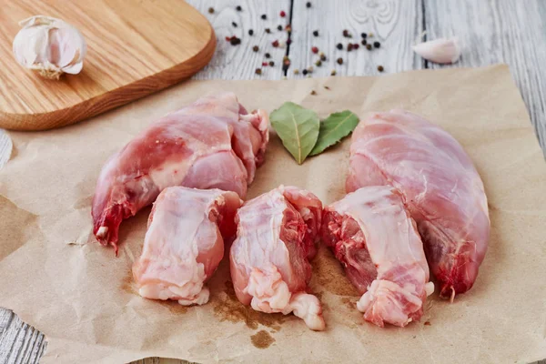 Kaninchenfleisch mit Knoblauchpfeffer auf einem hölzernen Hintergrund — Stockfoto