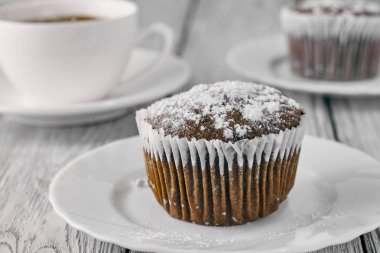 Pudra şekeri ve kahve ile ev yapımı çikolatalı kek