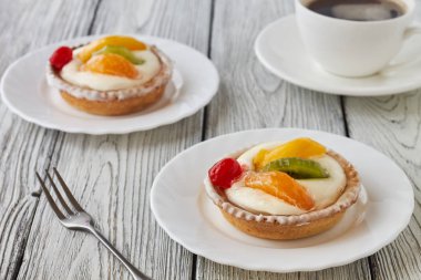 Tartlets krema ve meyve, portakal, kivi, kiraz ile 