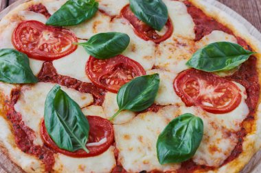 Pizza domates, mozzarella ve fesleğen Margherita 