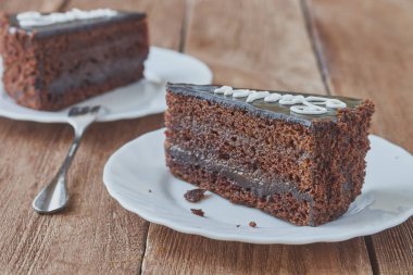 Lezzetli pasta Sacher ahşap arka plan üzerinde