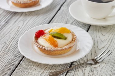 Tartlets krema ve meyve, portakal, kivi, kiraz ile 