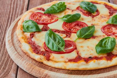 Pizza domates, mozzarella ve fesleğen Margherita 