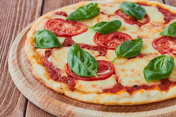 Pizza domates, mozzarella ve fesleğen Margherita 