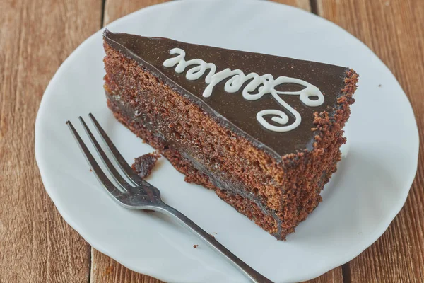 Heerlijke taart Sacher op een houten achtergrond — Stockfoto