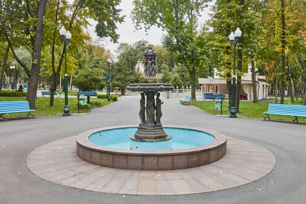 Prachtige fontein in het Gorky Park. Kharkov, Oekraïne — Stockfoto