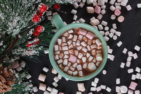 Mok met warme chocolade en brandende lantaarn — Stockfoto