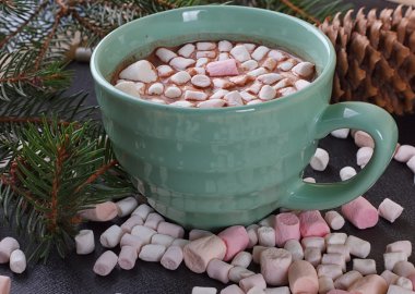 Kupa ile sıcak çikolata ve yanan fener