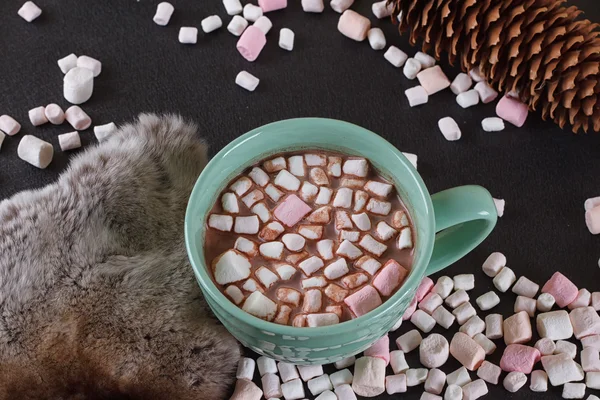 Heiße Schokolade mit Marshmallows — Stockfoto