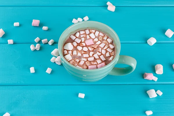Blaue Tasse heißen Kakao mit Marshmallows — Stockfoto