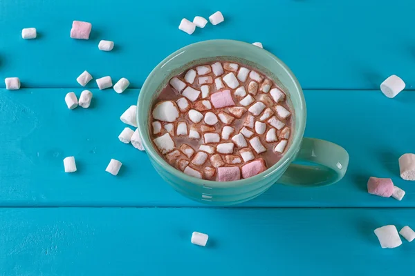 Blaue Tasse heißen Kakao mit Marshmallows — Stockfoto
