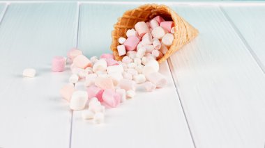 Tatlı dondurma koni gri arka plan üzerinde