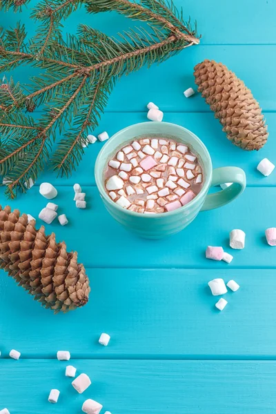 Зима подоконник с горячим какао, зефиром — стоковое фото