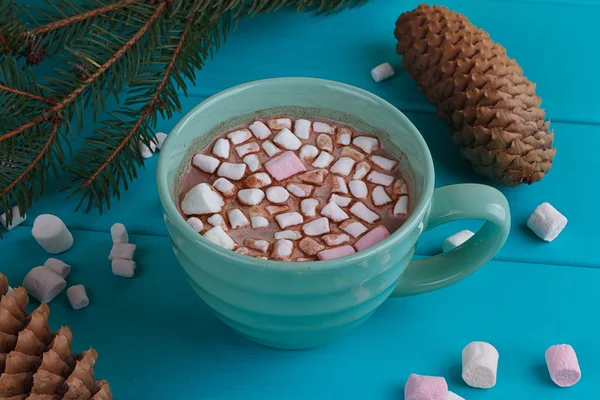 Зима подоконник с горячим какао, зефиром — стоковое фото