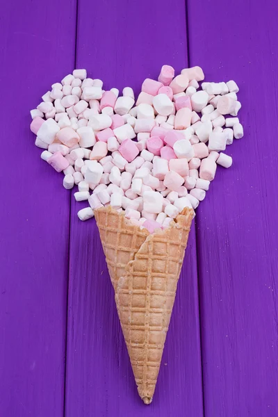 Marshmallows heart and waffle cones — Stock Photo, Image