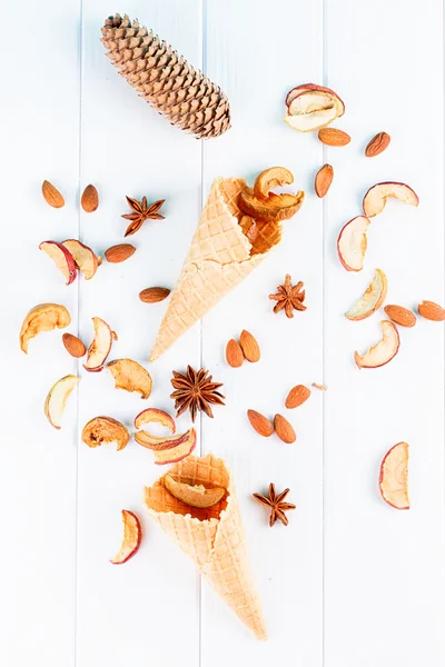 Herfst stilleven - wafel cups, kegels, gedroogde appels — Stockfoto