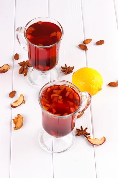 Glass cup of tea with hibiscus and lemon, cinnamon — Stock Photo, Image