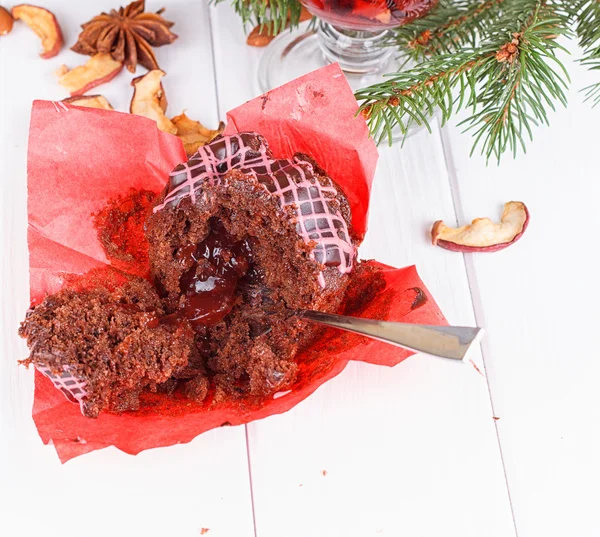 Ahşap bir masa üzerinde çikolatalı muffin — Stok fotoğraf