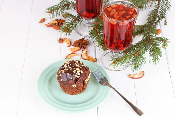 Cupcake con crema al cioccolato e tè floreale rosso — Foto Stock