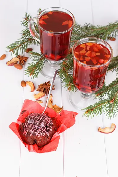 Cupcakes with chocolate cream and red floral tea — Stock Photo, Image