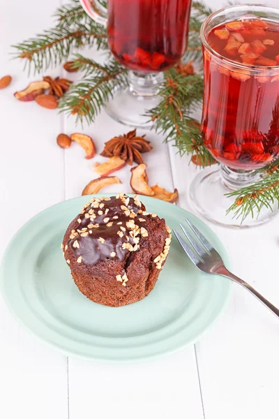 Cupcake con crema al cioccolato e tè floreale rosso — Foto Stock