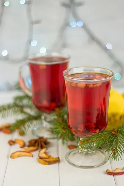 Tasse de thé chaud savoureux, sur une table en bois — Photo