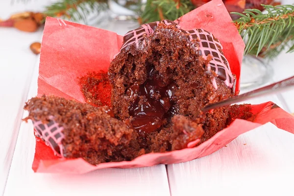 Schokoladenmuffin auf einem Holztisch — Stockfoto