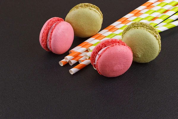 Macaroons de sobremesa deliciosos franceses na mesa — Fotografia de Stock