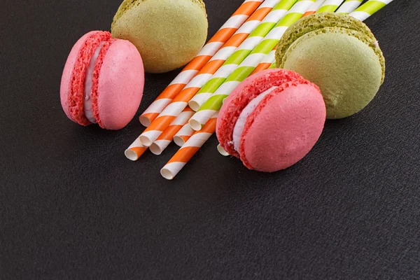 Fransk läcker dessert macaroons på bord — Stockfoto