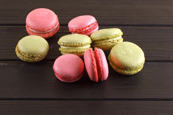 Macaron på svart med kopia utrymme — Stockfoto