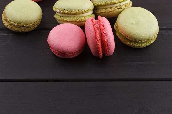 Macaron på svart med kopia utrymme — Stockfoto