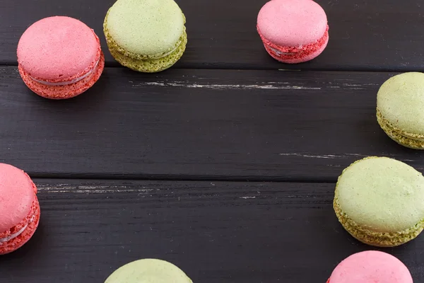 Macaron på svart med kopia utrymme — Stockfoto