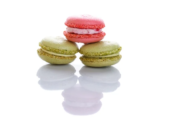 Söta och färgglada franska mandelbiskvier eller macaron på vit bakgrund — Stockfoto