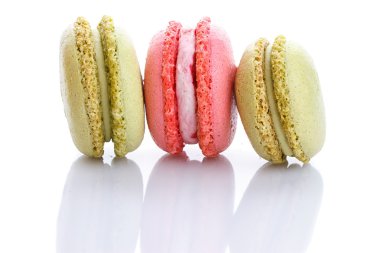 Tatlı ve renkli Fransızca macaroons veya beyaz arka plan üzerinde macaron