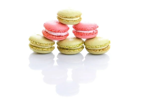 Sladké a barevné francouzská makaróny nebo macaron na bílém pozadí — Stock fotografie