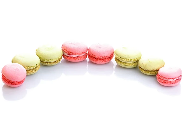 Macarrones franceses dulces y coloridos o macarones sobre fondo blanco — Foto de Stock