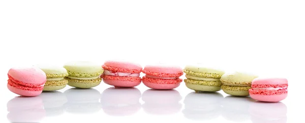 Süße und farbenfrohe französische Makronen oder Makronen auf weißem Hintergrund — Stockfoto