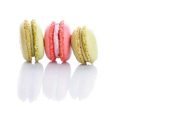 Macarrones franceses dulces y coloridos o macarones sobre fondo blanco — Foto de Stock