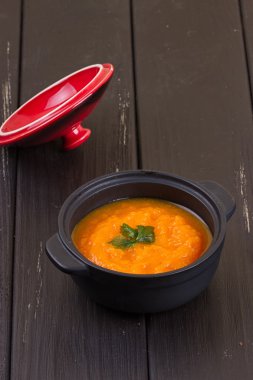 bir küçük siyah tencerede balkabağı çorbası