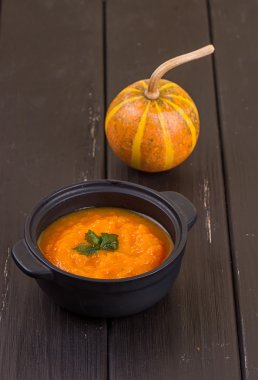 Tahta bir masada balkabağı çorbası