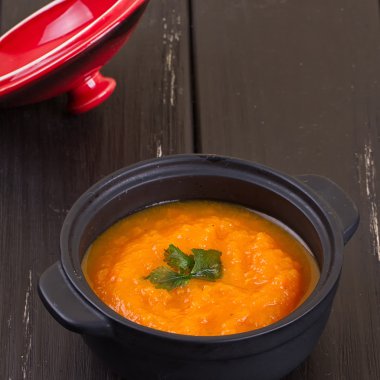 bir küçük siyah tencerede balkabağı çorbası