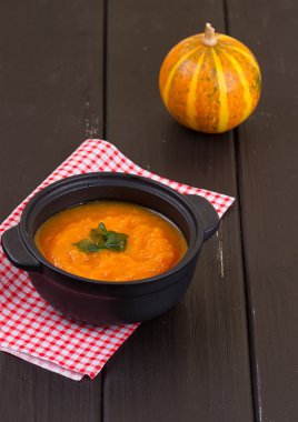 Tahta bir masada balkabağı çorbası