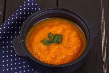 bir küçük siyah tencerede balkabağı çorbası