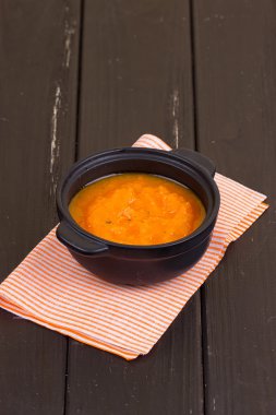 Tahta bir masada balkabağı çorbası