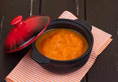 bir küçük siyah tencerede balkabağı çorbası