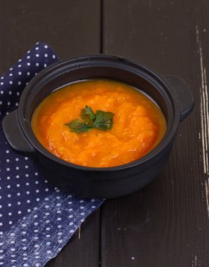 bir küçük siyah tencerede balkabağı çorbası