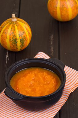 Tahta bir masada balkabağı çorbası