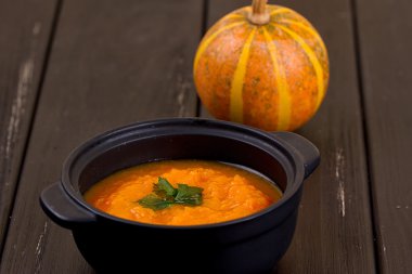 Tahta bir masada balkabağı çorbası