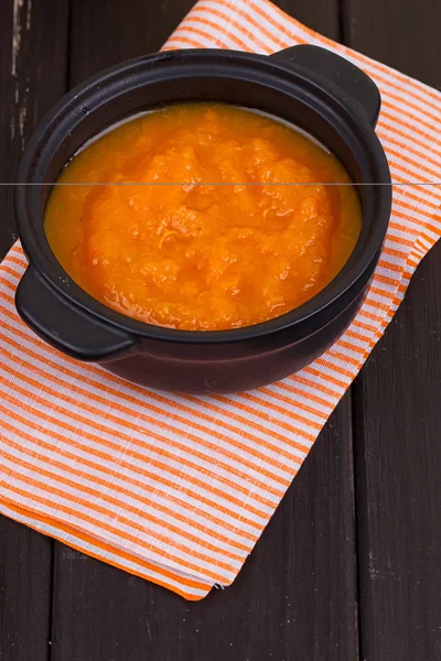 bir küçük siyah tencerede balkabağı çorbası