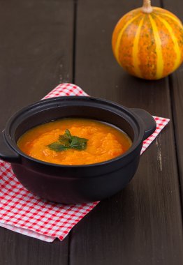 Tahta bir masada balkabağı çorbası